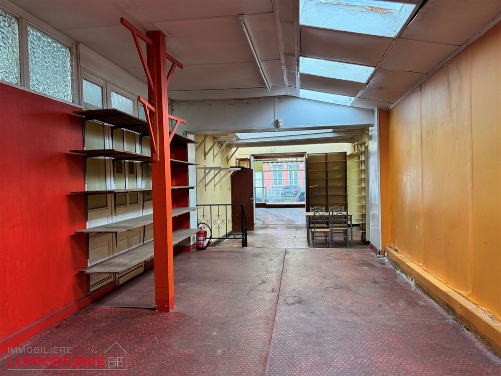 Bel immeuble mixte avec rdc commercial, appartement à l'étage et 3 garages.