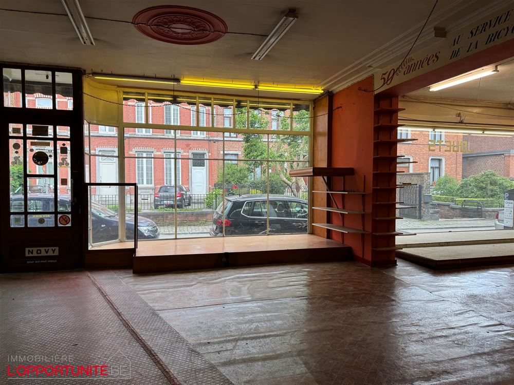 Bel immeuble mixte avec rdc commercial, appartement à l'étage et 3 garages.