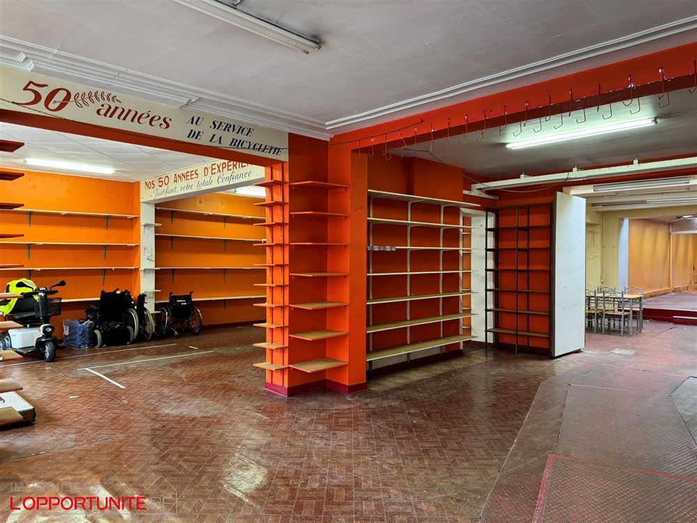 Bel immeuble mixte avec rdc commercial, appartement à l'étage et 3 garages.