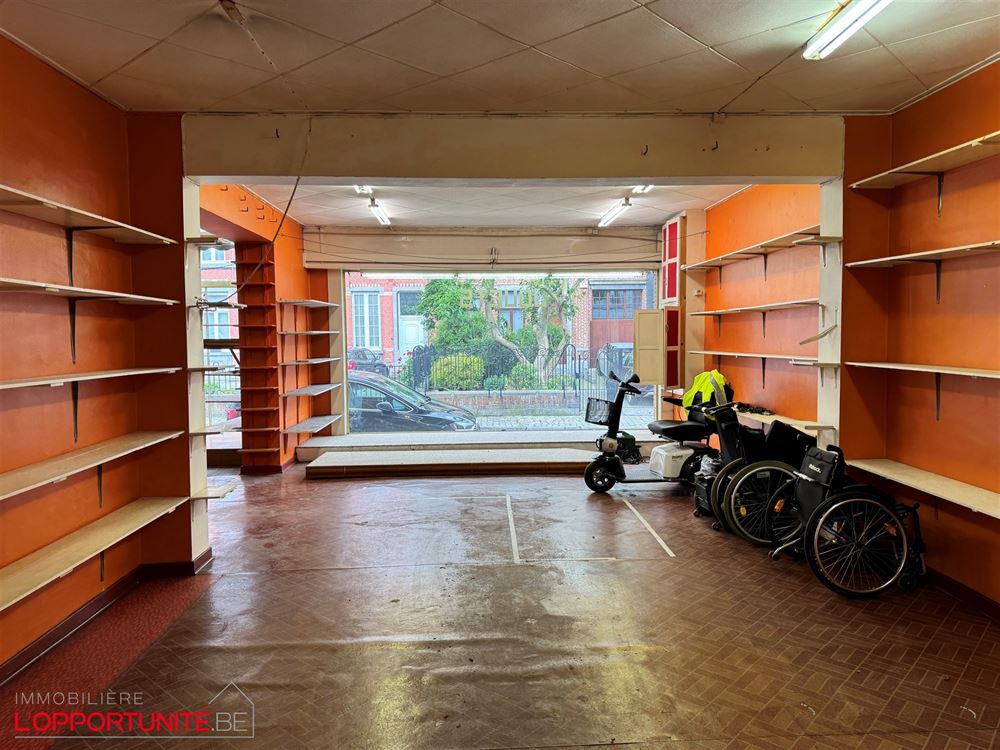 Bel immeuble mixte avec rdc commercial, appartement à l'étage et 3 garages.