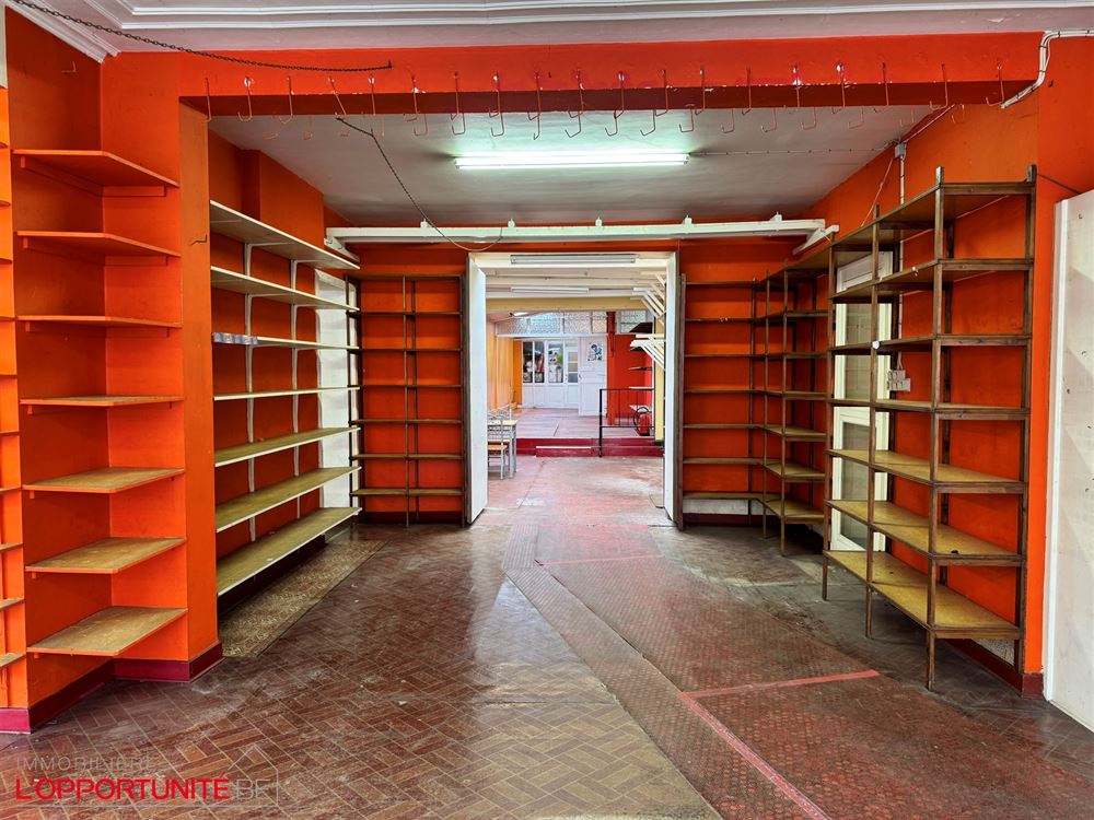 Bel immeuble mixte avec rdc commercial, appartement à l'étage et 3 garages.