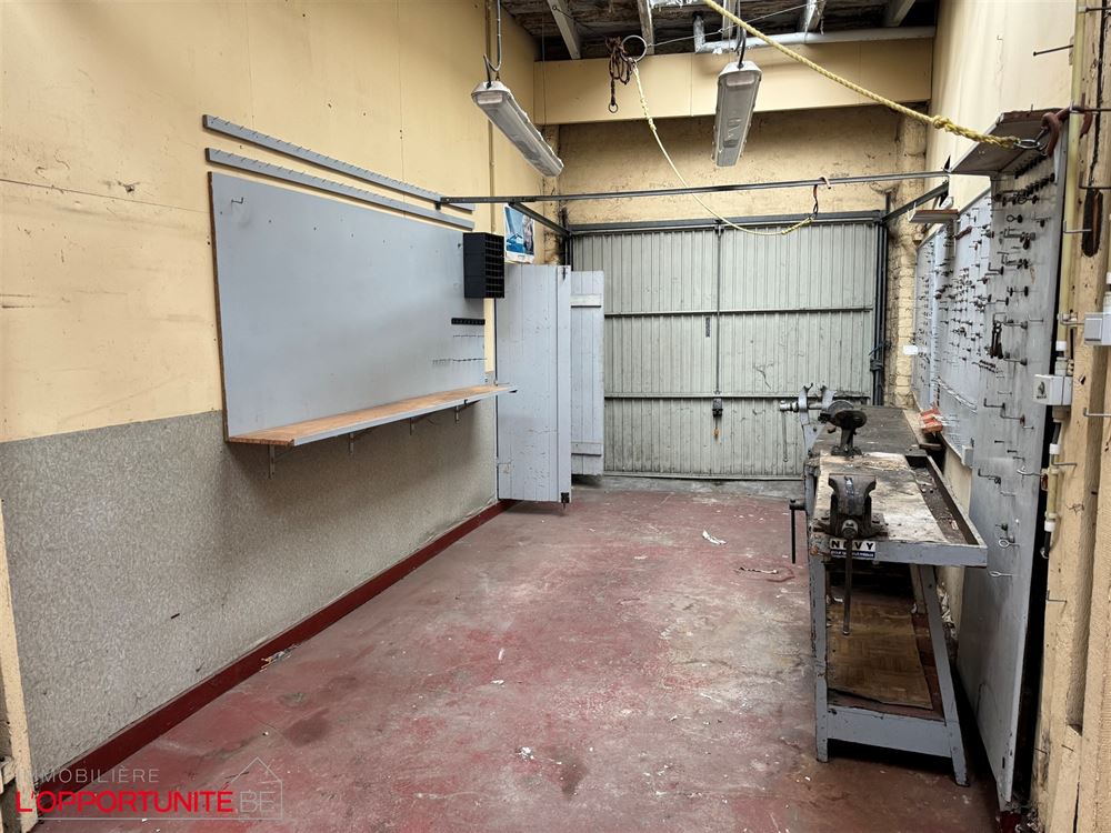 Bel immeuble mixte avec rdc commercial, appartement à l'étage et 3 garages.