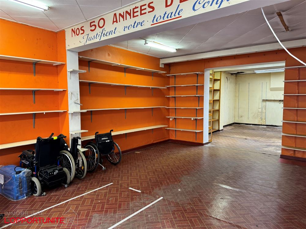 Bel immeuble mixte avec rdc commercial, appartement à l'étage et 3 garages.