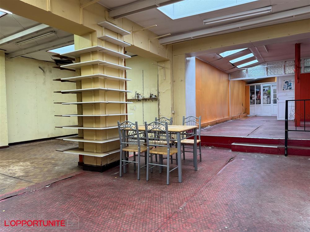 Bel immeuble mixte avec rdc commercial, appartement à l'étage et 3 garages.