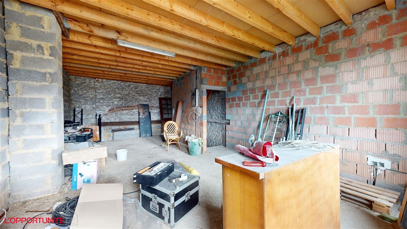 Spacieuse maison 4 chambres, jardin, garage et 100m² en gros oeuvre fermé à developper pour projet immobilier.