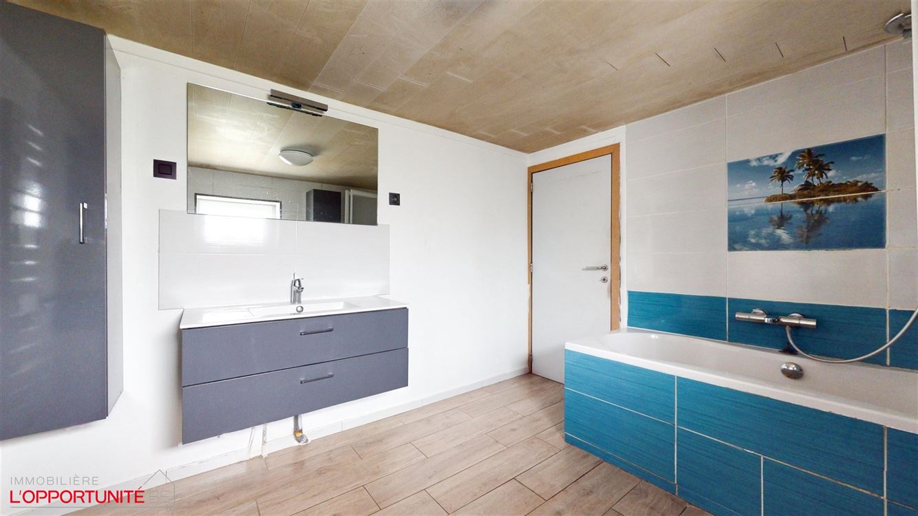 Spacieuse maison 4 chambres, jardin, garage et 100m² en gros oeuvre fermé à developper pour projet immobilier.