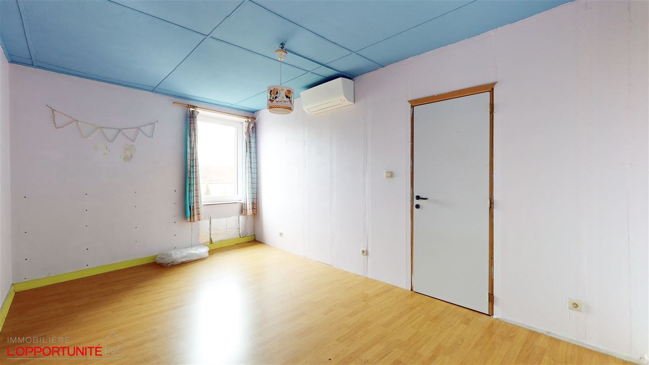 Spacieuse maison 4 chambres, jardin, garage et 100m² en gros oeuvre fermé à developper pour projet immobilier.