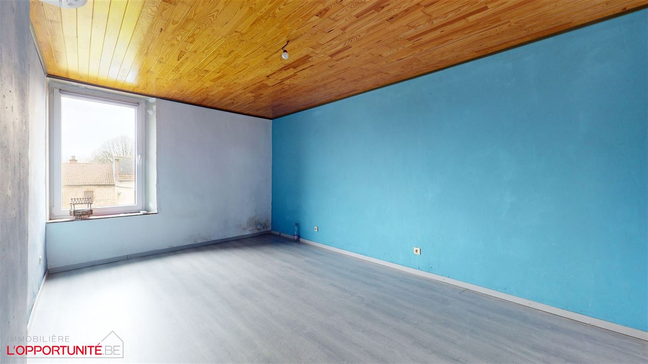 Spacieuse maison 4 chambres, jardin, garage et 100m² en gros oeuvre fermé à developper pour projet immobilier.