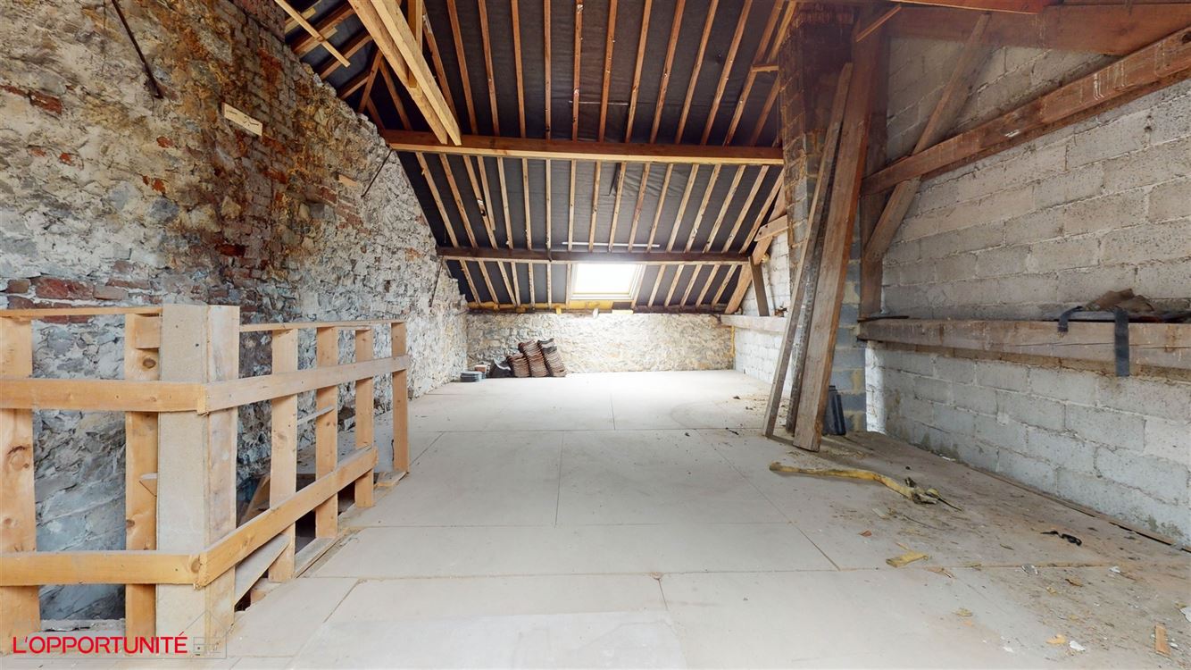 Spacieuse maison 4 chambres, jardin, garage et 100m² en gros oeuvre fermé à developper pour projet immobilier.