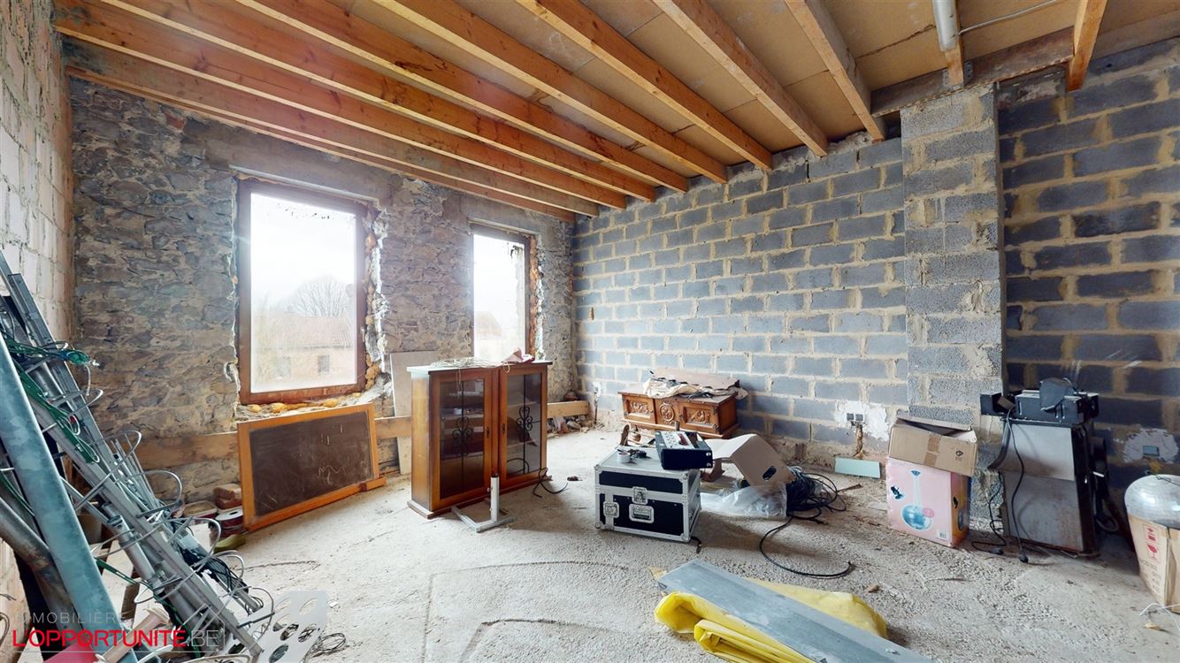 Spacieuse maison 4 chambres, jardin, garage et 100m² en gros oeuvre fermé à developper pour projet immobilier.