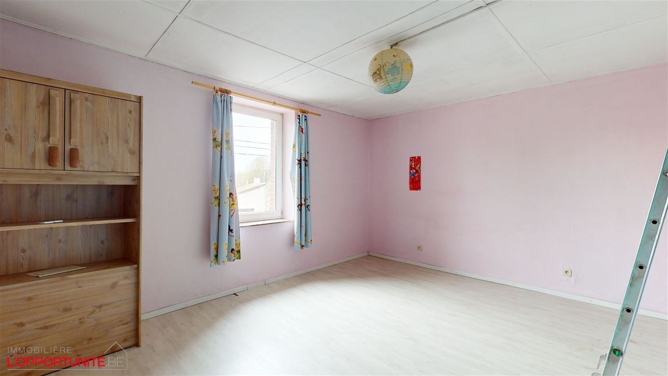 Spacieuse maison 4 chambres, jardin, garage et 100m² en gros oeuvre fermé à developper pour projet immobilier.