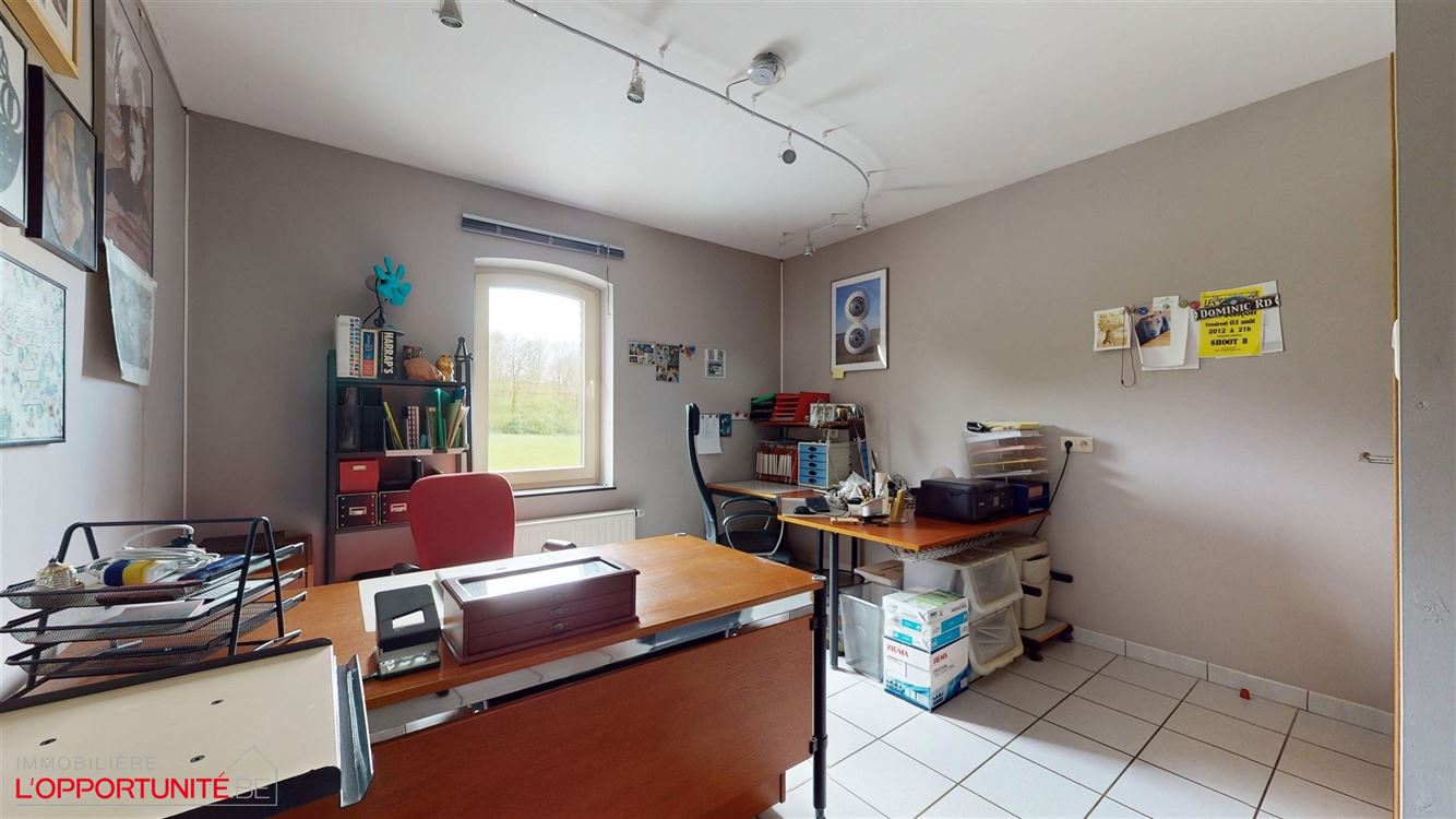 Exceptionnelle fermette entièrement rénovée, 5 chambres + bureaux, magnifique jardin, espace pro, garage.
