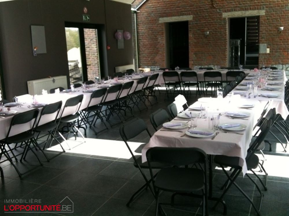 Exceptionnelle fermette entièrement rénovée, 5 chambres + bureaux, magnifique jardin, espace pro, garage.