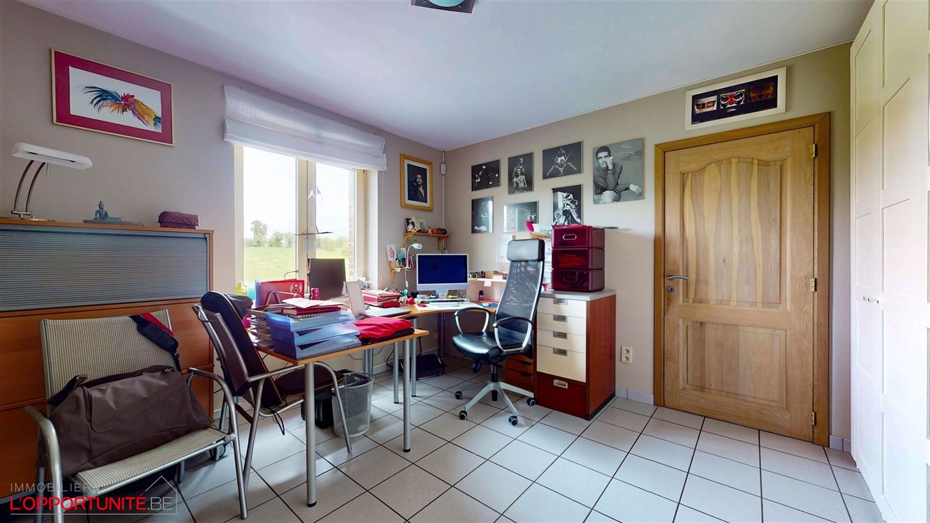 Exceptionnelle fermette entièrement rénovée, 5 chambres + bureaux, magnifique jardin, espace pro, garage.