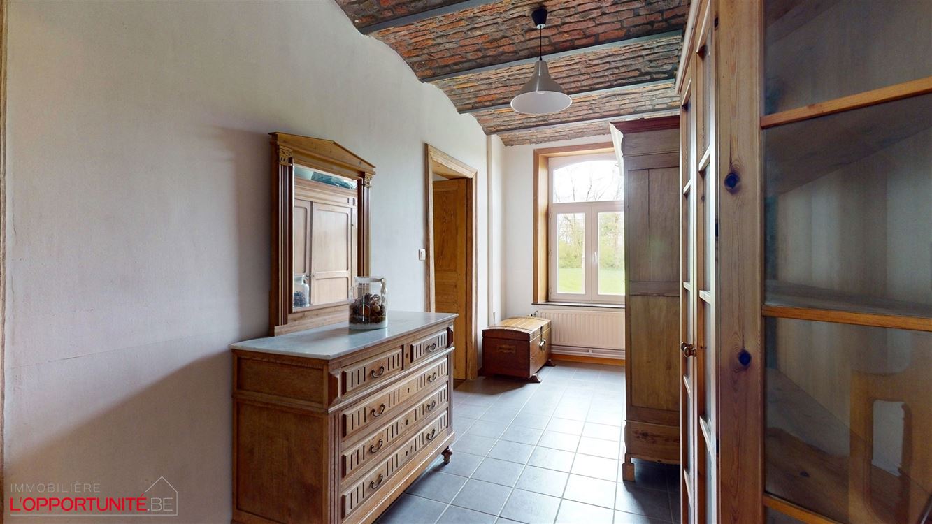 Exceptionnelle fermette entièrement rénovée, 5 chambres + bureaux, magnifique jardin, espace pro, garage.