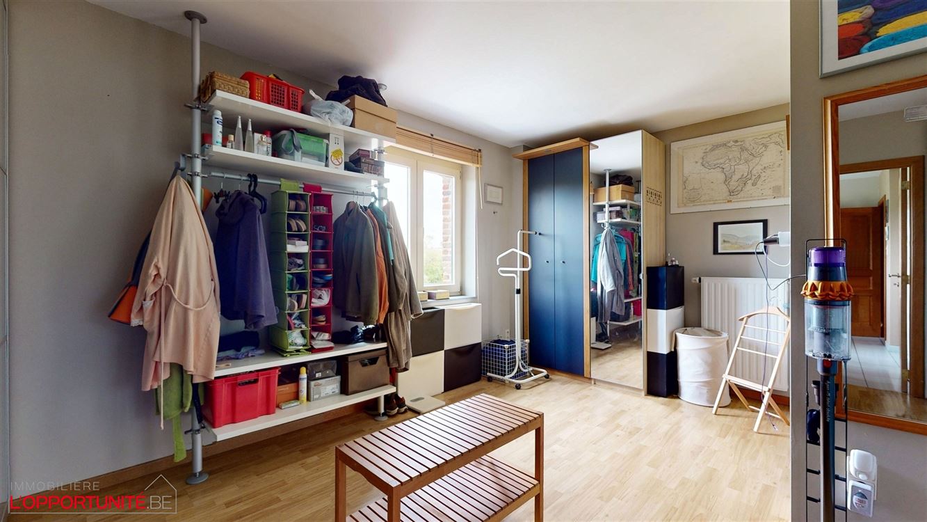 Exceptionnelle fermette entièrement rénovée, 5 chambres + bureaux, magnifique jardin, espace pro, garage.