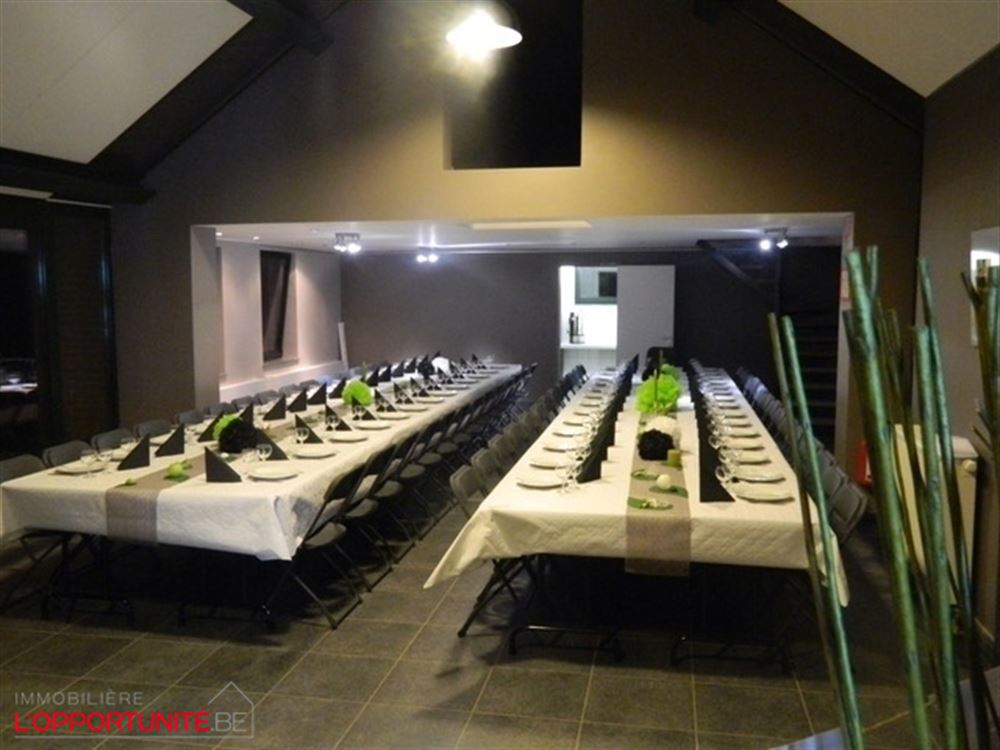 Exceptionnelle fermette entièrement rénovée, 5 chambres + bureaux, magnifique jardin, espace pro, garage.