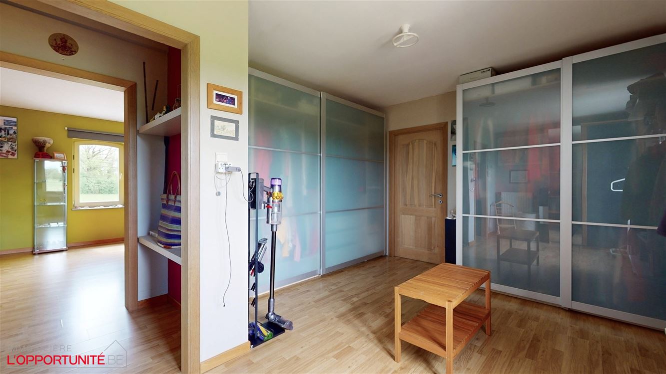 Exceptionnelle fermette entièrement rénovée, 5 chambres + bureaux, magnifique jardin, espace pro, garage.