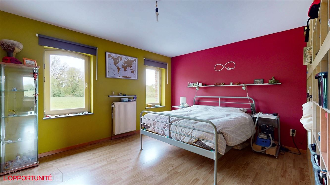 Exceptionnelle fermette entièrement rénovée, 5 chambres + bureaux, magnifique jardin, espace pro, garage.