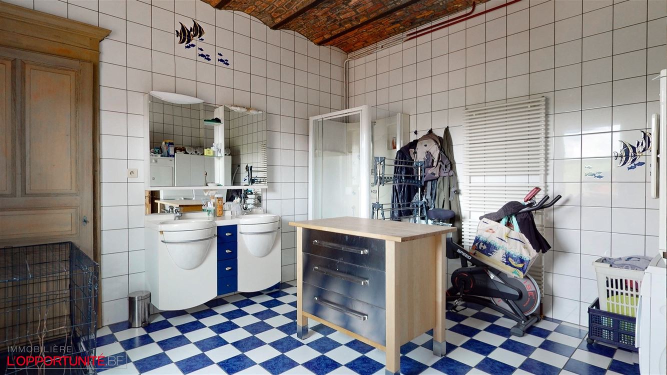 Exceptionnelle fermette entièrement rénovée, 5 chambres + bureaux, magnifique jardin, espace pro, garage.