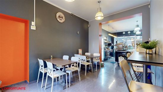 Magnifique immeuble de rapport composé d'un commerce avec grande terrasse et de deux appartements.