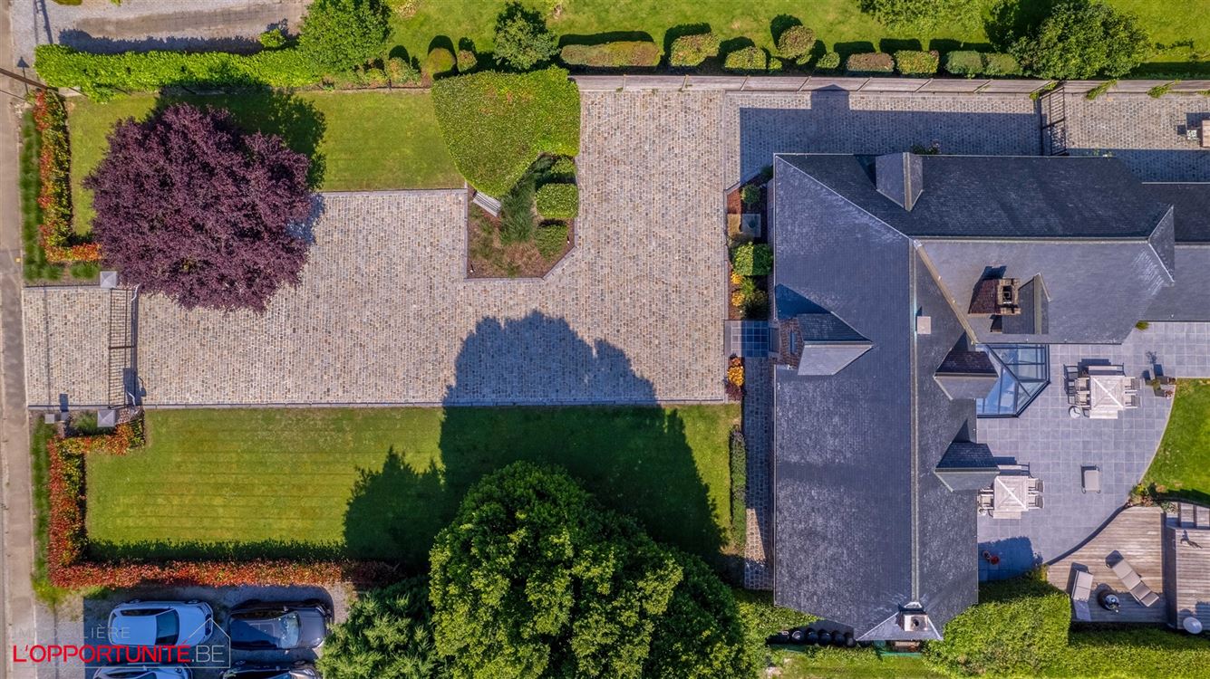 Propriété exceptionnelle sur 19 ares de terrain, 5 chambres, espace pro avec entrée séparée et jacuzzi.
