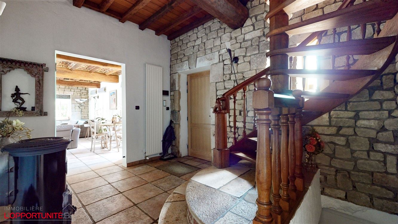 Propriété exceptionnelle (1999) sur 19 ares de terrain, 5 chambres, espace pro avec entrée séparée et jacuzzi.