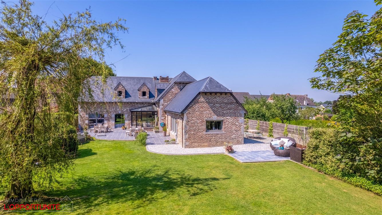 Propriété exceptionnelle sur 19 ares de terrain, 5 chambres, espace pro avec entrée séparée et jacuzzi.