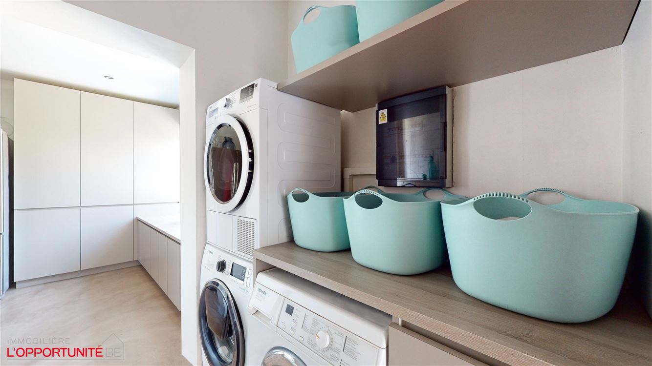 Propriété exceptionnelle (1999) sur 19 ares de terrain, 5 chambres, espace pro avec entrée séparée et jacuzzi.