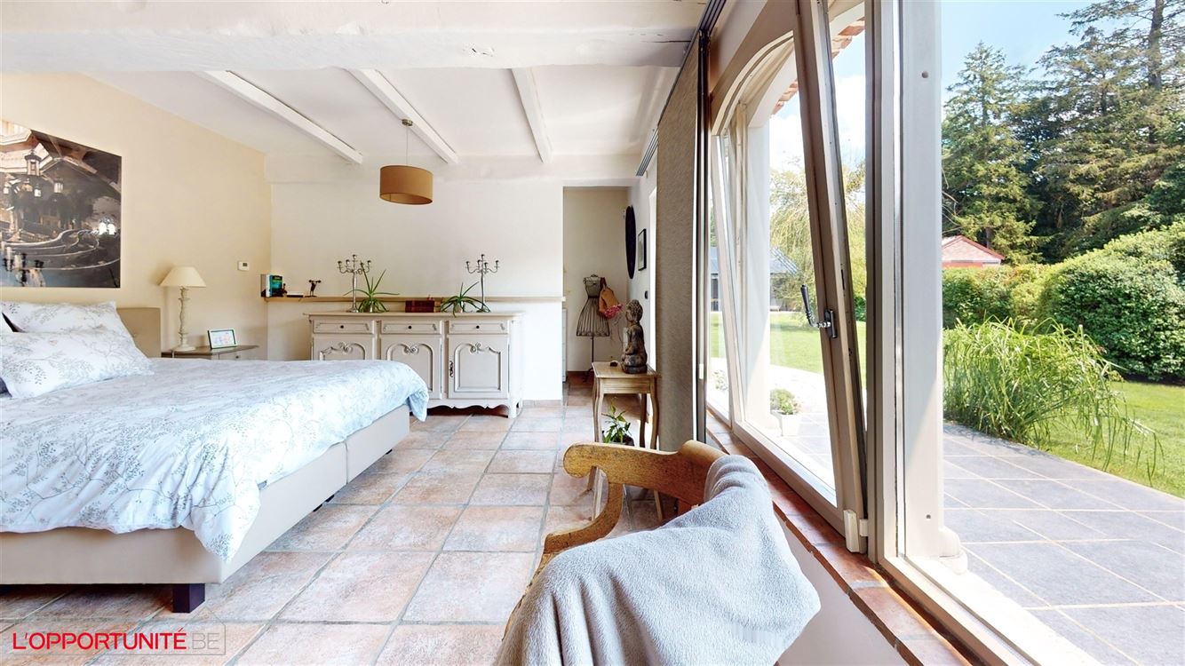 Propriété exceptionnelle (1999) sur 19 ares de terrain, 5 chambres, espace pro avec entrée séparée et jacuzzi.