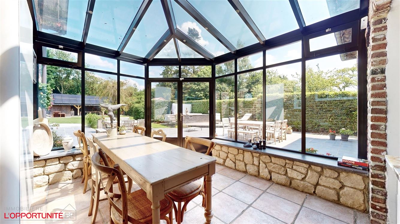 Propriété exceptionnelle (1999) sur 19 ares de terrain, 5 chambres, espace pro avec entrée séparée et jacuzzi.
