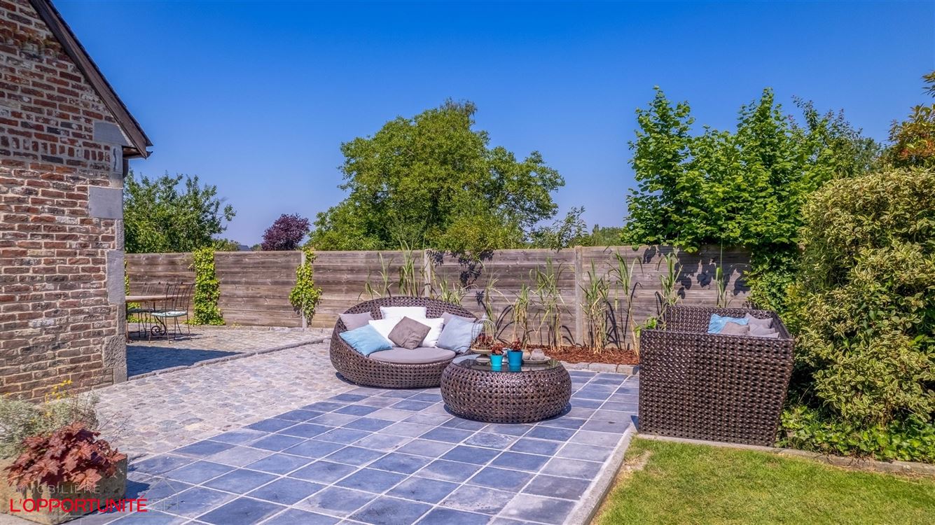 Propriété exceptionnelle (1999) sur 19 ares de terrain, 5 chambres, espace pro avec entrée séparée et jacuzzi.