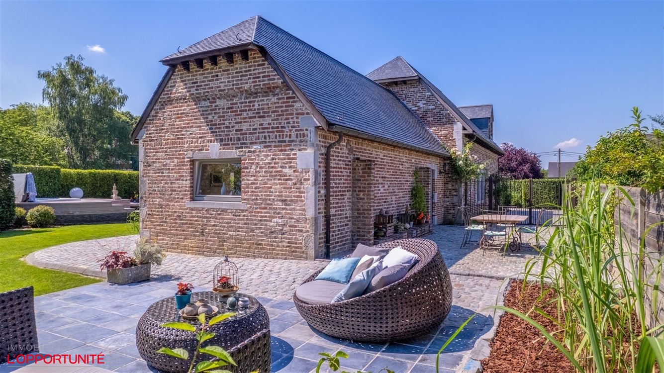 Propriété exceptionnelle (1999) sur 19 ares de terrain, 5 chambres, espace pro avec entrée séparée et jacuzzi.