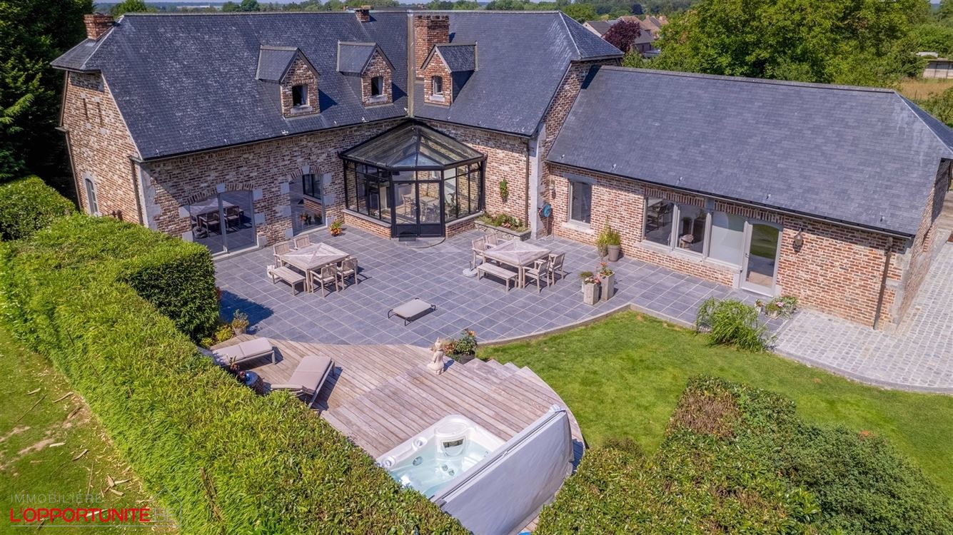Propriété exceptionnelle (1999) sur 19 ares de terrain, 5 chambres, espace pro avec entrée séparée et jacuzzi.
