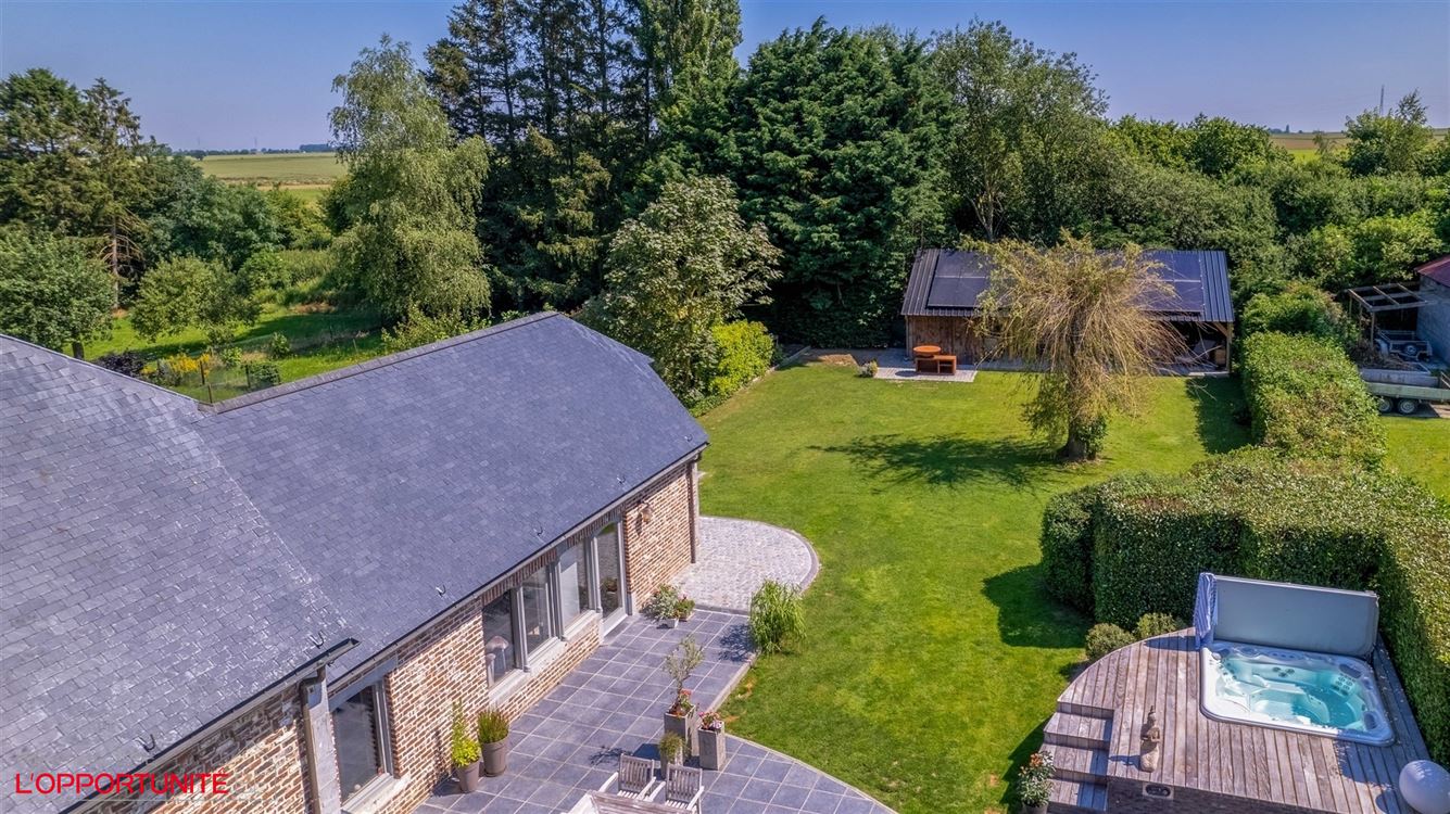 Propriété exceptionnelle (1999) sur 19 ares de terrain, 5 chambres, espace pro avec entrée séparée et jacuzzi.