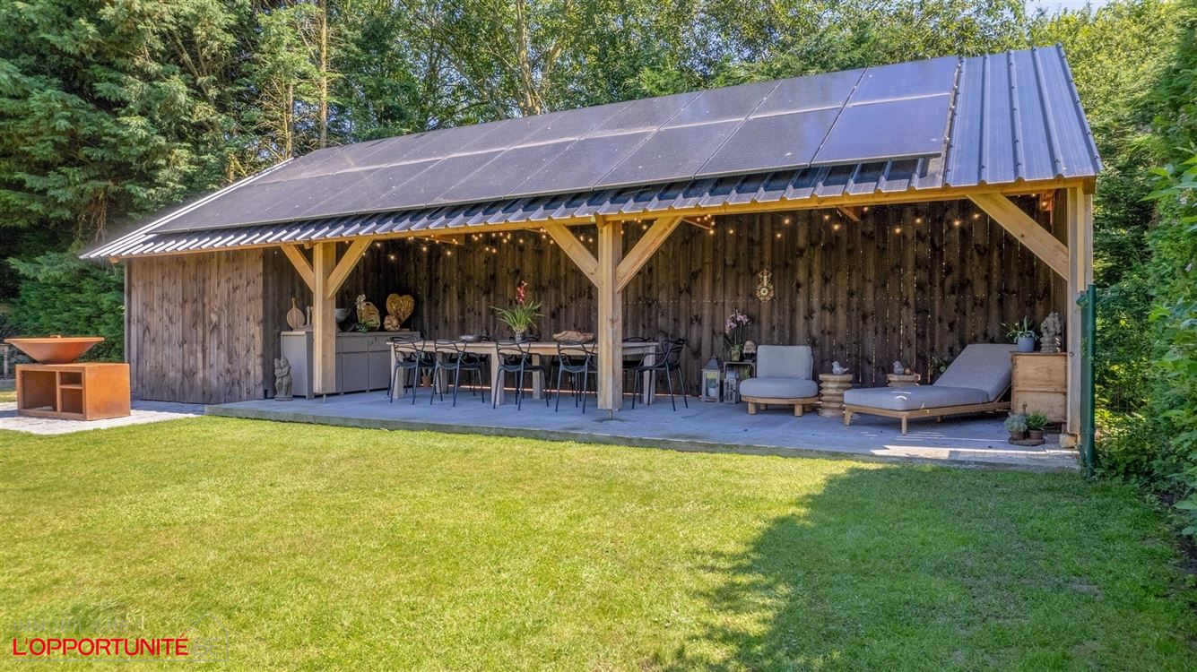 Propriété exceptionnelle (1999) sur 19 ares de terrain, 5 chambres, espace pro avec entrée séparée et jacuzzi.