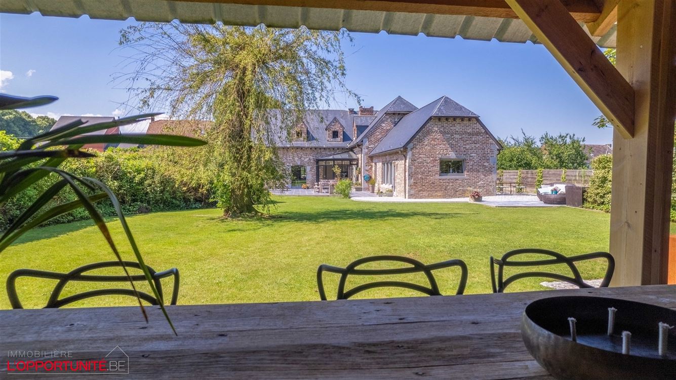 Propriété exceptionnelle (1999) sur 19 ares de terrain, 5 chambres, espace pro avec entrée séparée et jacuzzi.