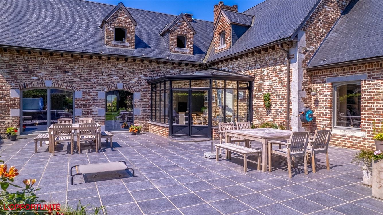 Propriété exceptionnelle (1999) sur 19 ares de terrain, 5 chambres, espace pro avec entrée séparée et jacuzzi.
