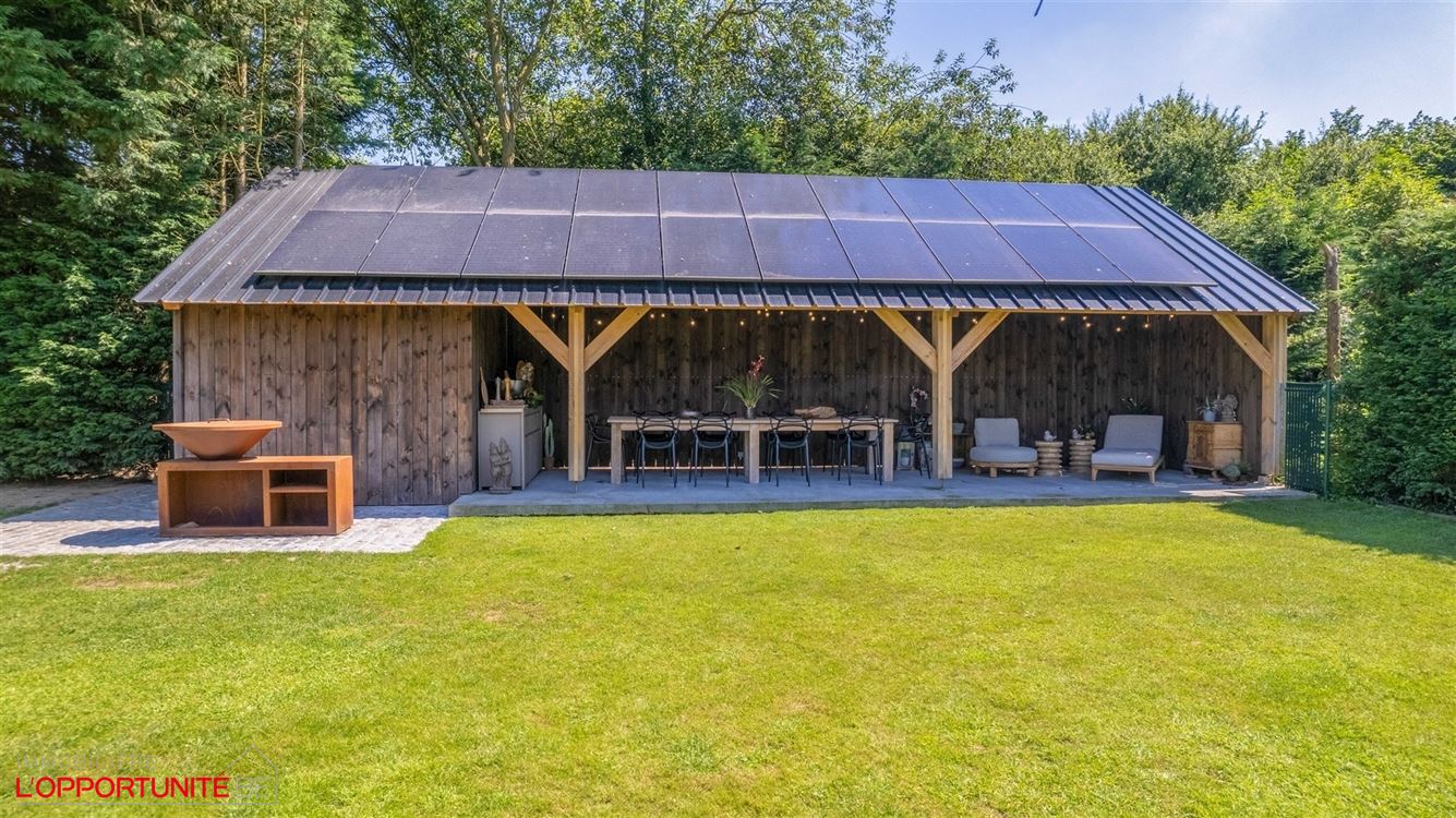 Propriété exceptionnelle (1999) sur 19 ares de terrain, 5 chambres, espace pro avec entrée séparée et jacuzzi.