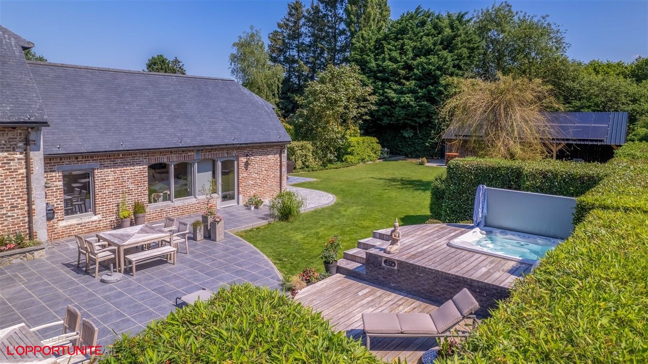 Propriété exceptionnelle (1999) sur 19 ares de terrain, 5 chambres, espace pro avec entrée séparée et jacuzzi.