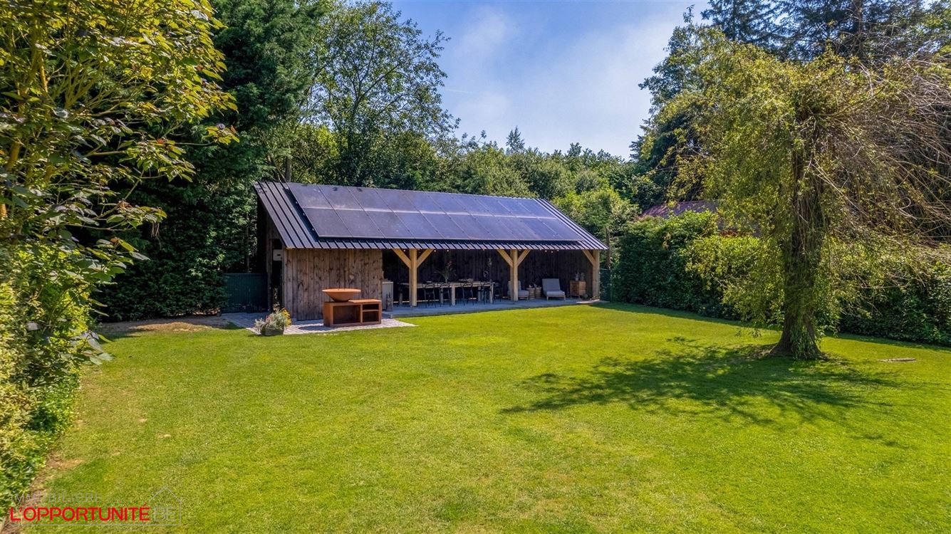 Propriété exceptionnelle (1999) sur 19 ares de terrain, 5 chambres, espace pro avec entrée séparée et jacuzzi.