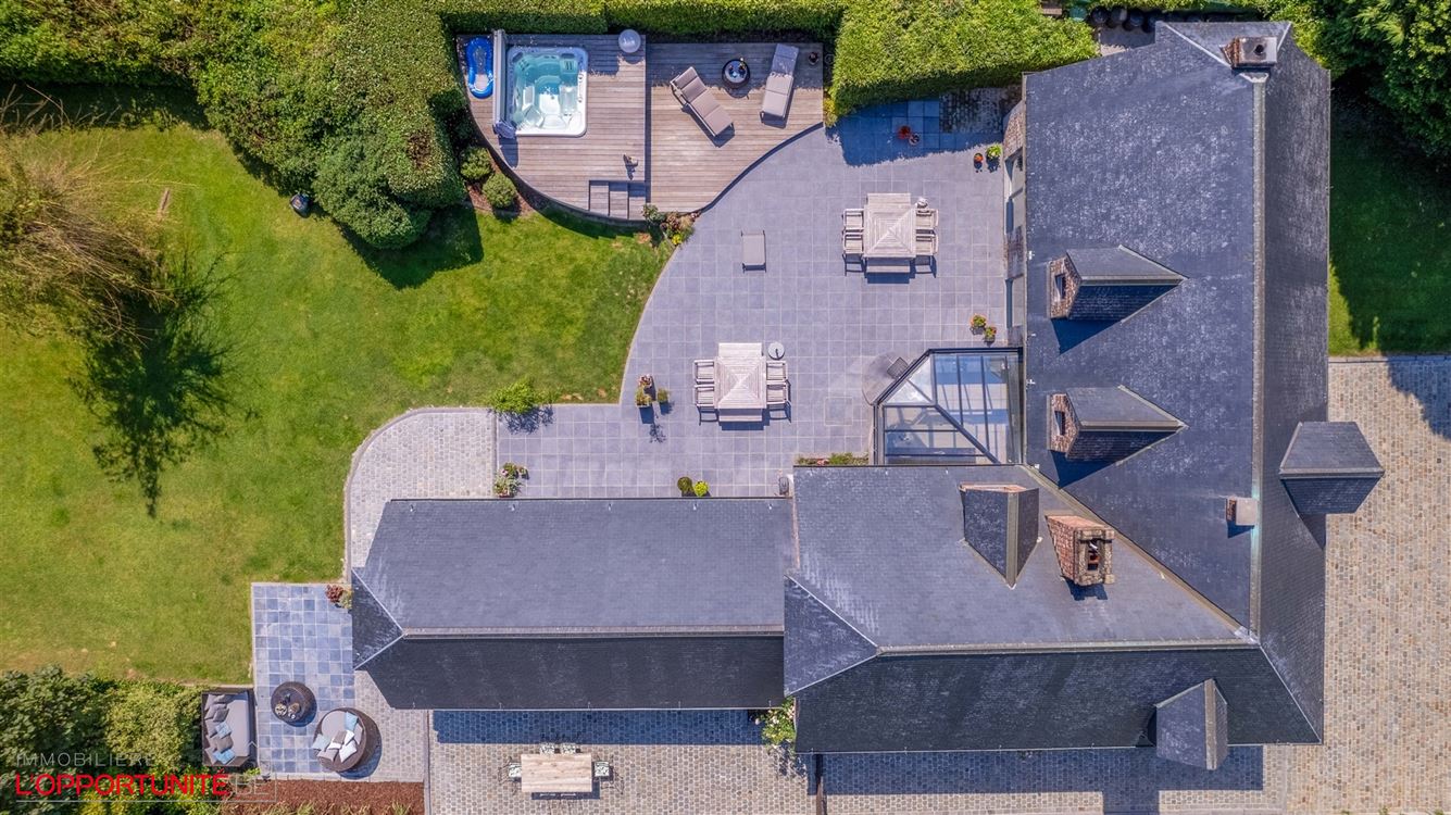 Propriété exceptionnelle sur 19 ares de terrain, 5 chambres, espace pro avec entrée séparée et jacuzzi.
