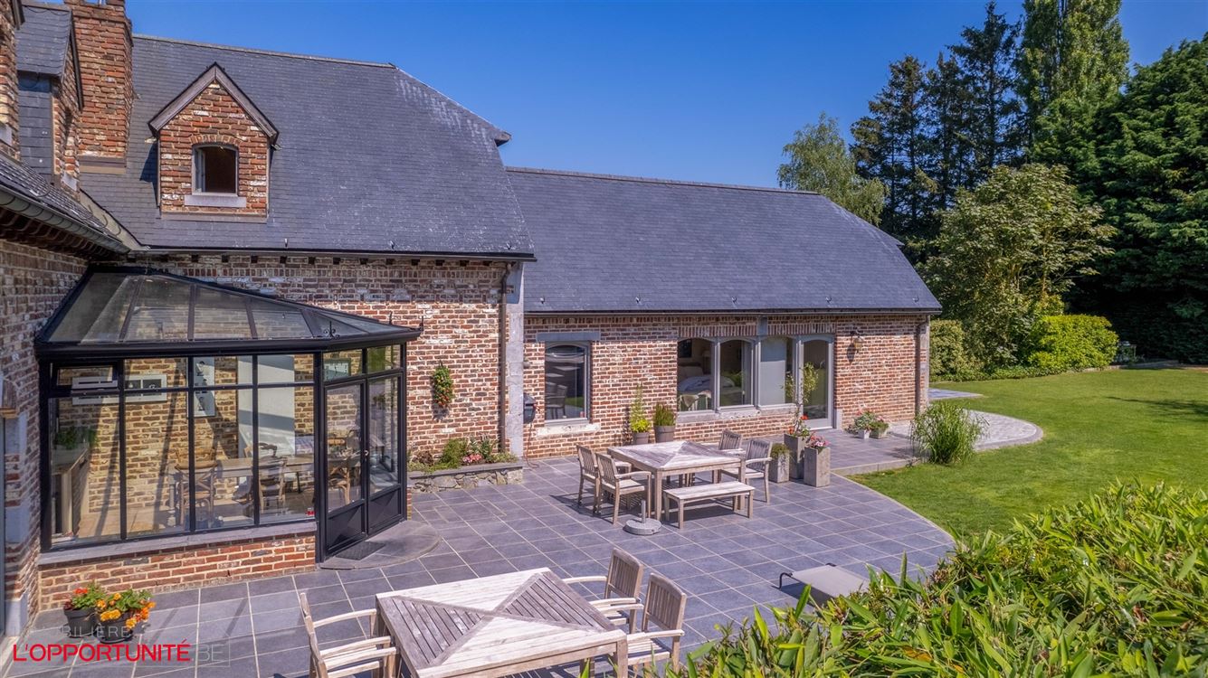 Propriété exceptionnelle sur 19 ares de terrain, 5 chambres, espace pro avec entrée séparée et jacuzzi.