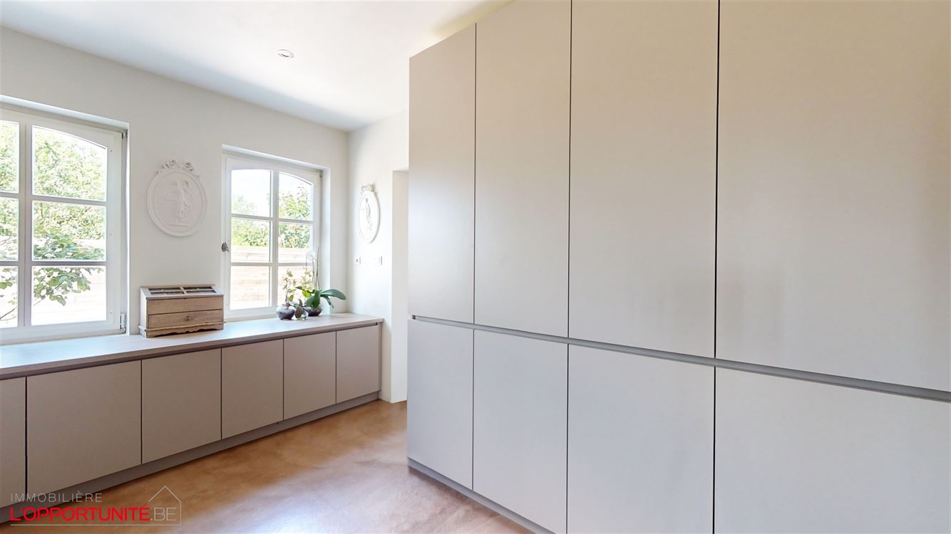Propriété exceptionnelle (1999) sur 19 ares de terrain, 5 chambres, espace pro avec entrée séparée et jacuzzi.