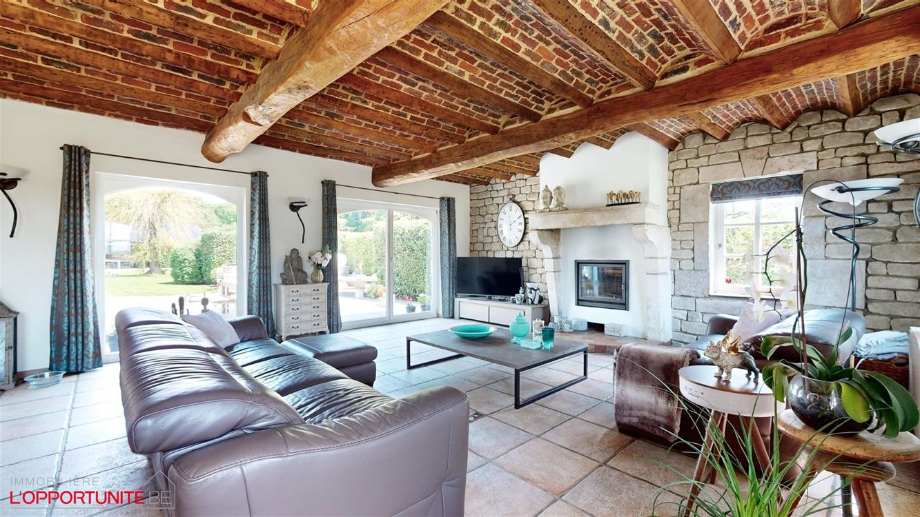 Propriété exceptionnelle (1999) sur 19 ares de terrain, 5 chambres, espace pro avec entrée séparée et jacuzzi.