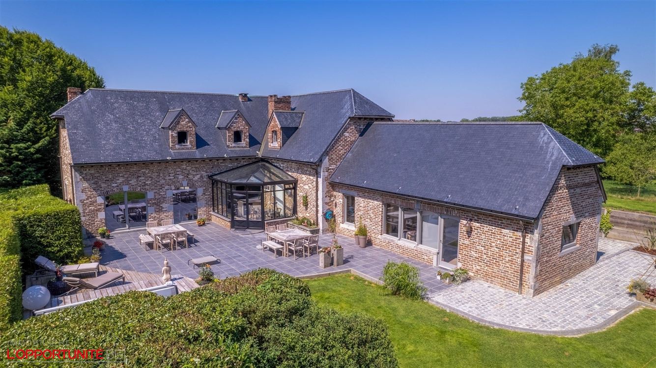 Propriété exceptionnelle (1999) sur 19 ares de terrain, 5 chambres, espace pro avec entrée séparée et jacuzzi.