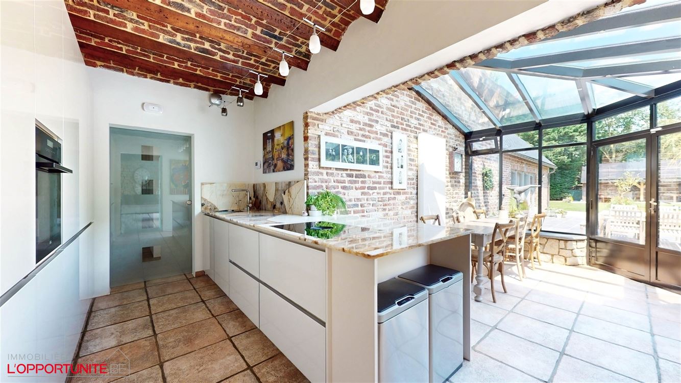 Propriété exceptionnelle (1999) sur 19 ares de terrain, 5 chambres, espace pro avec entrée séparée et jacuzzi.