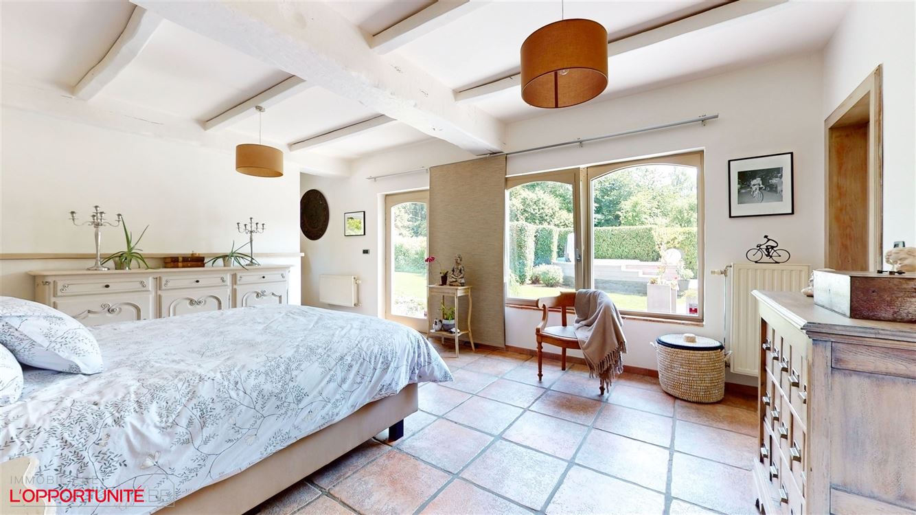 Propriété exceptionnelle (1999) sur 19 ares de terrain, 5 chambres, espace pro avec entrée séparée et jacuzzi.