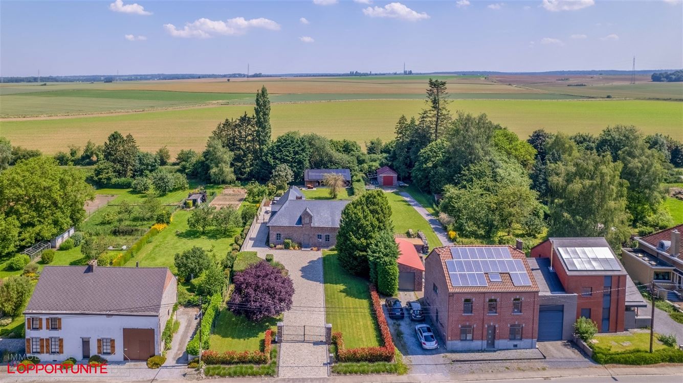 Propriété exceptionnelle (1999) sur 19 ares de terrain, 5 chambres, espace pro avec entrée séparée et jacuzzi.