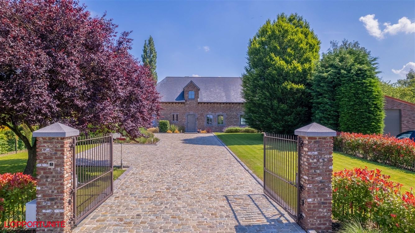 Propriété exceptionnelle (1999) sur 19 ares de terrain, 5 chambres, espace pro avec entrée séparée et jacuzzi.